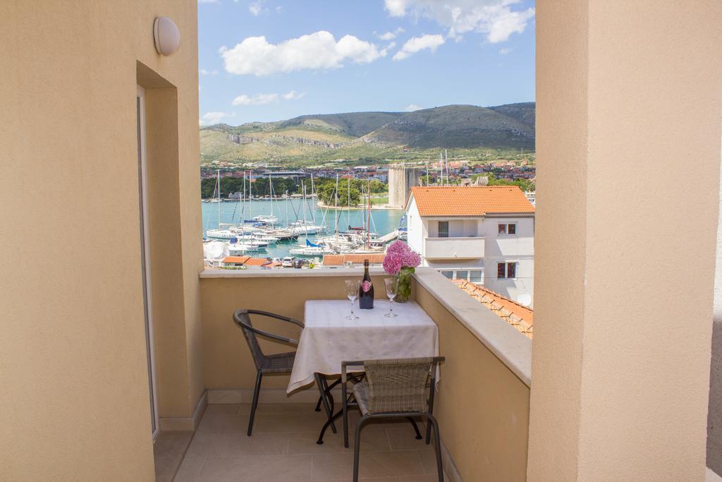 Apartments Maria Трогир Екстериор снимка