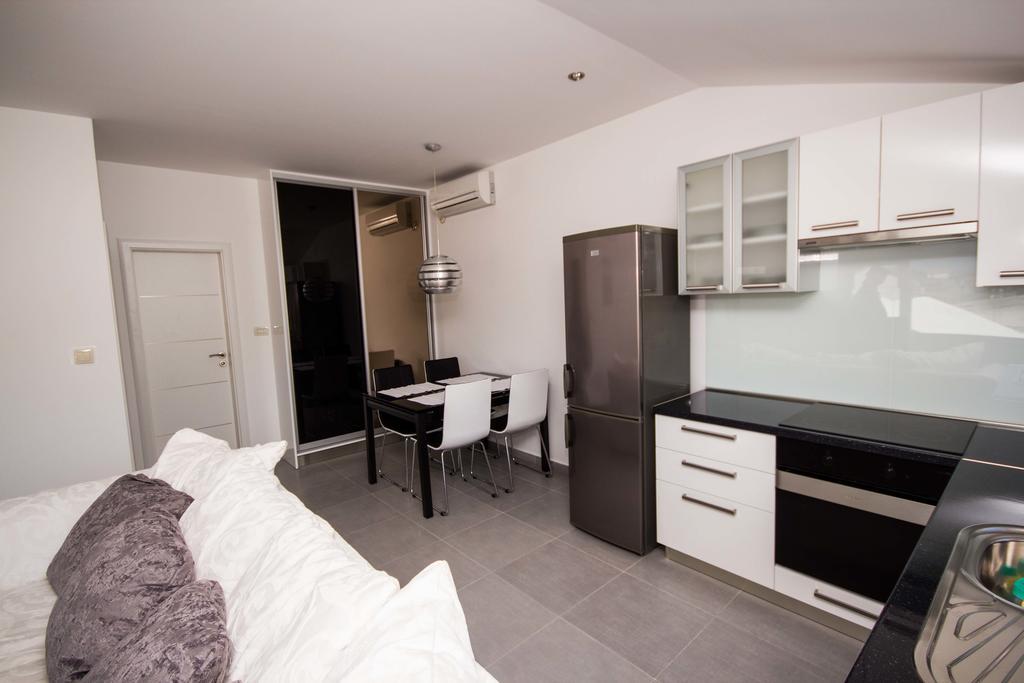 Apartments Maria Трогир Екстериор снимка