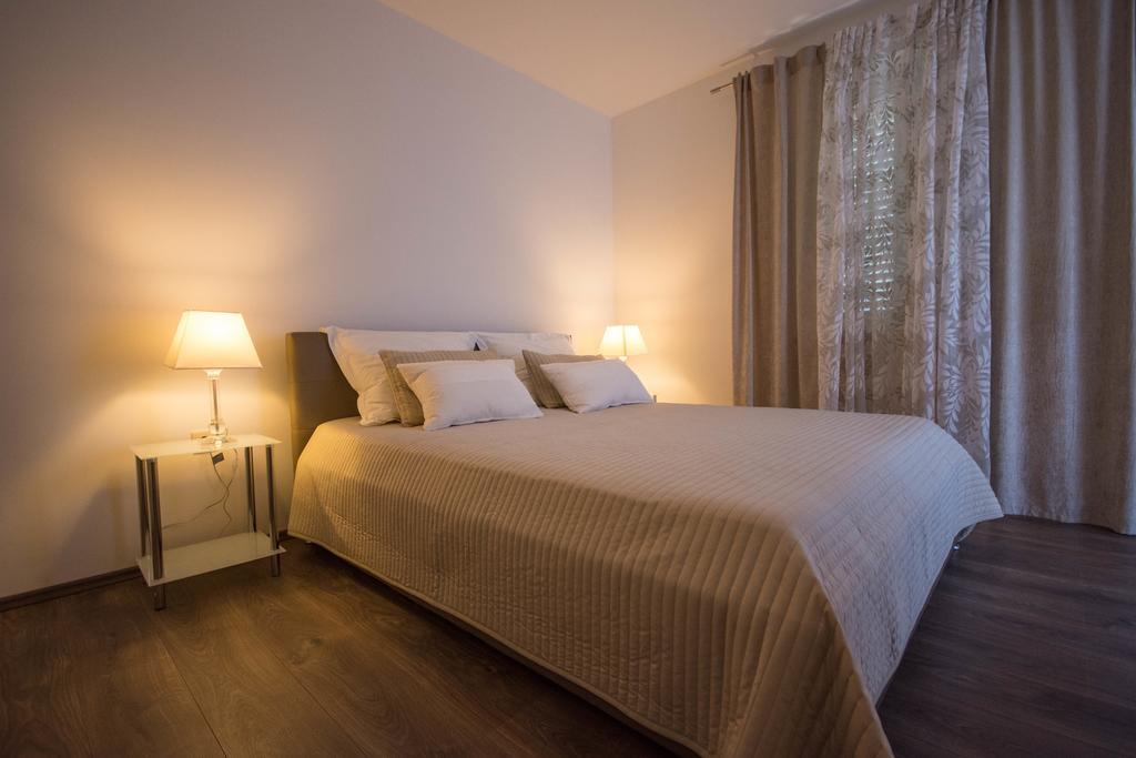 Apartments Maria Трогир Екстериор снимка