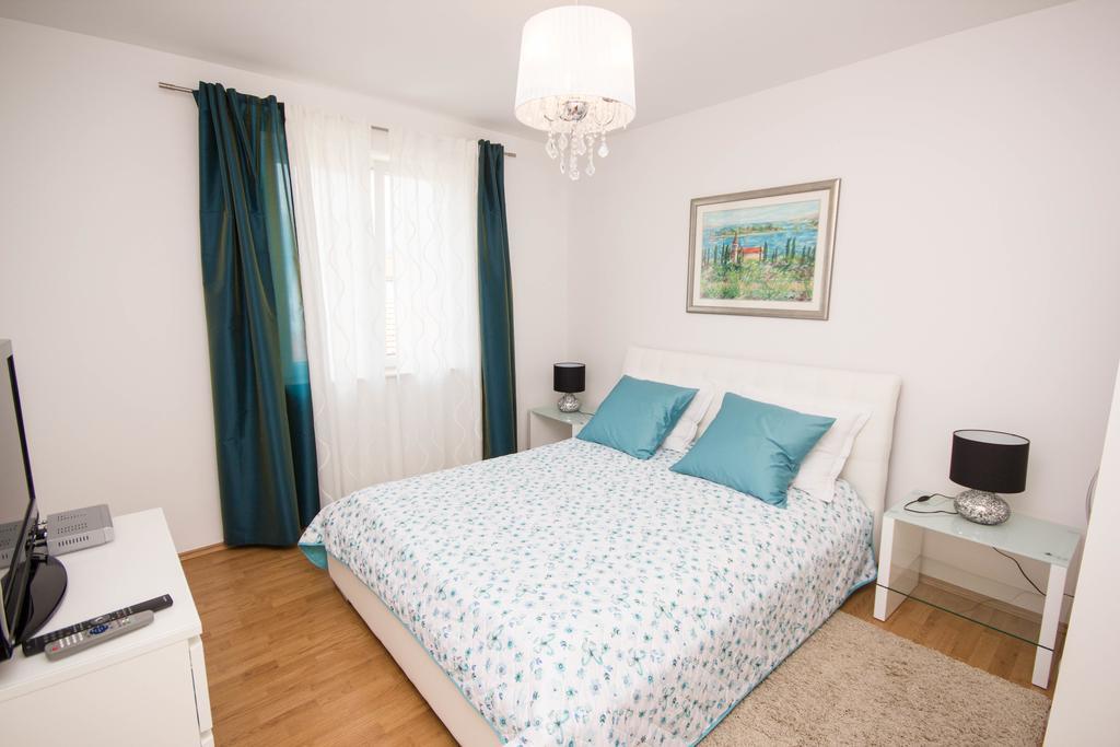 Apartments Maria Трогир Екстериор снимка