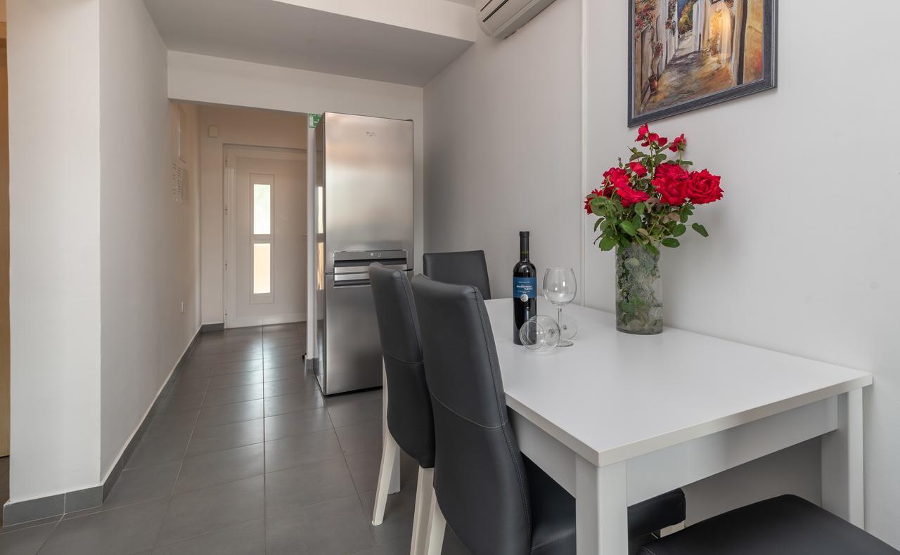 Apartments Maria Трогир Екстериор снимка