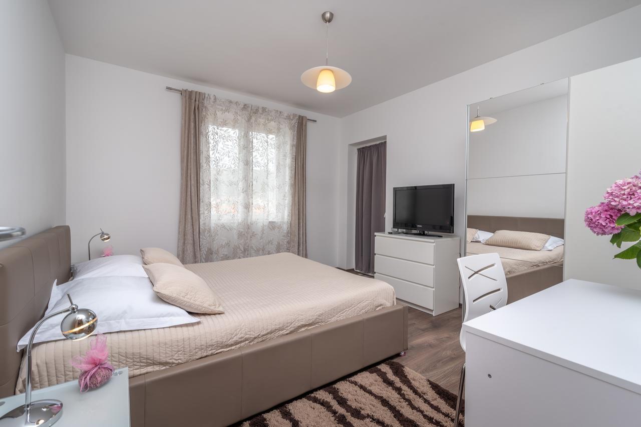 Apartments Maria Трогир Екстериор снимка