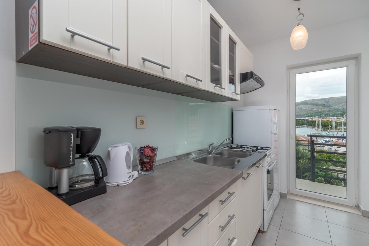 Apartments Maria Трогир Екстериор снимка
