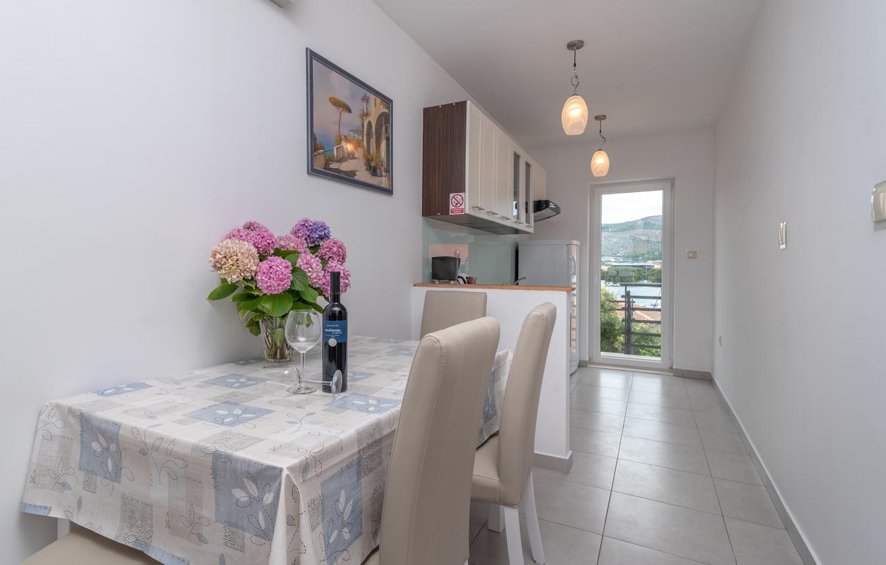 Apartments Maria Трогир Екстериор снимка